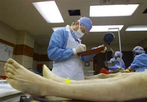 what is an embalmer.